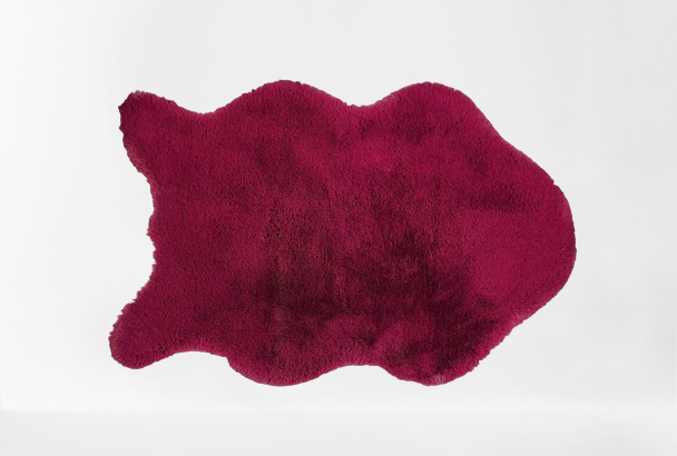 Килим със заешка кожа (имитация)- тъмно червен